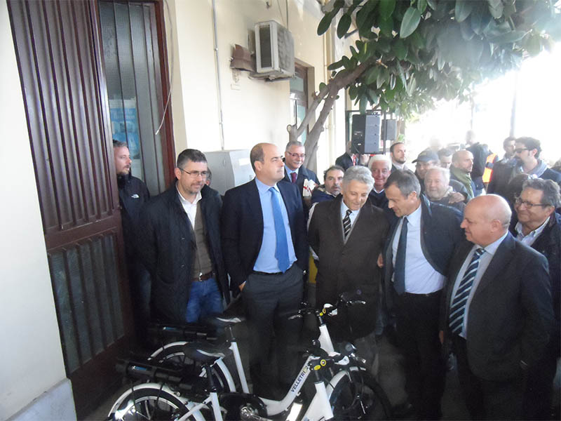 Il sindaco Servadio mostra le nuove biciclette elettriche di Velletri