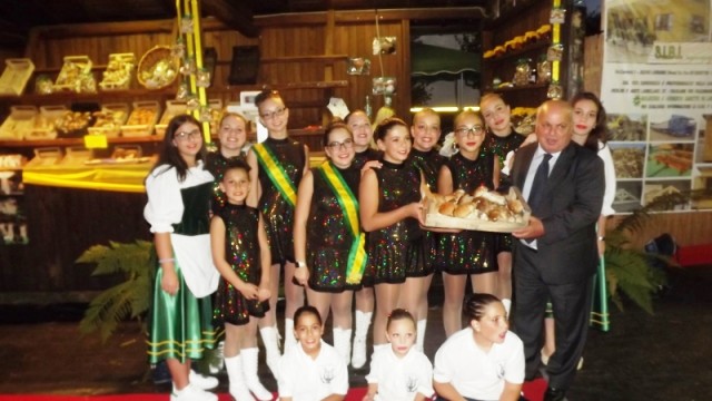 Il sindaco Caliciotti omaggia il gruppo delle majorettes "Città di Lariano"