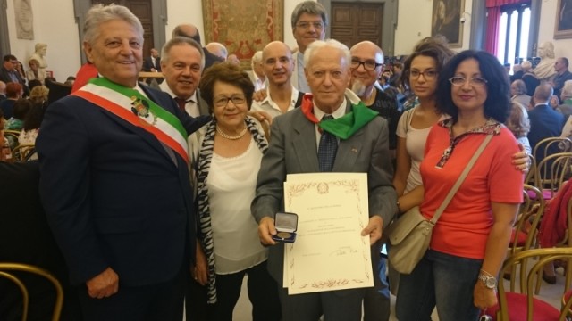 Giuliano con i familiari, il sindaco di Velletri e la delegazione dell'Anpi locale