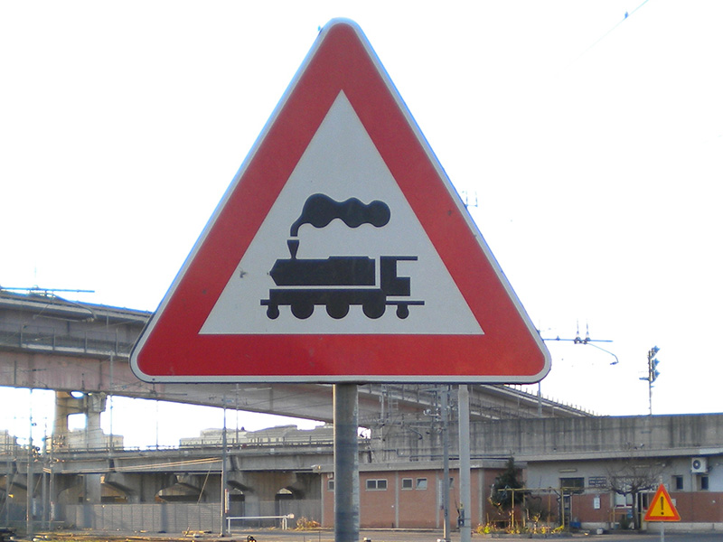 Sciopero dei ferrovieri, treni fermi e disagi nel weekend Cartello Pericolo treni
