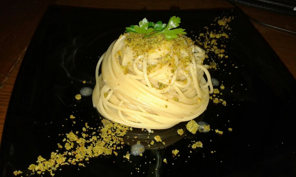 Spaghetto aglio, olio e peperoncino, con alici e pane croccante al basilico