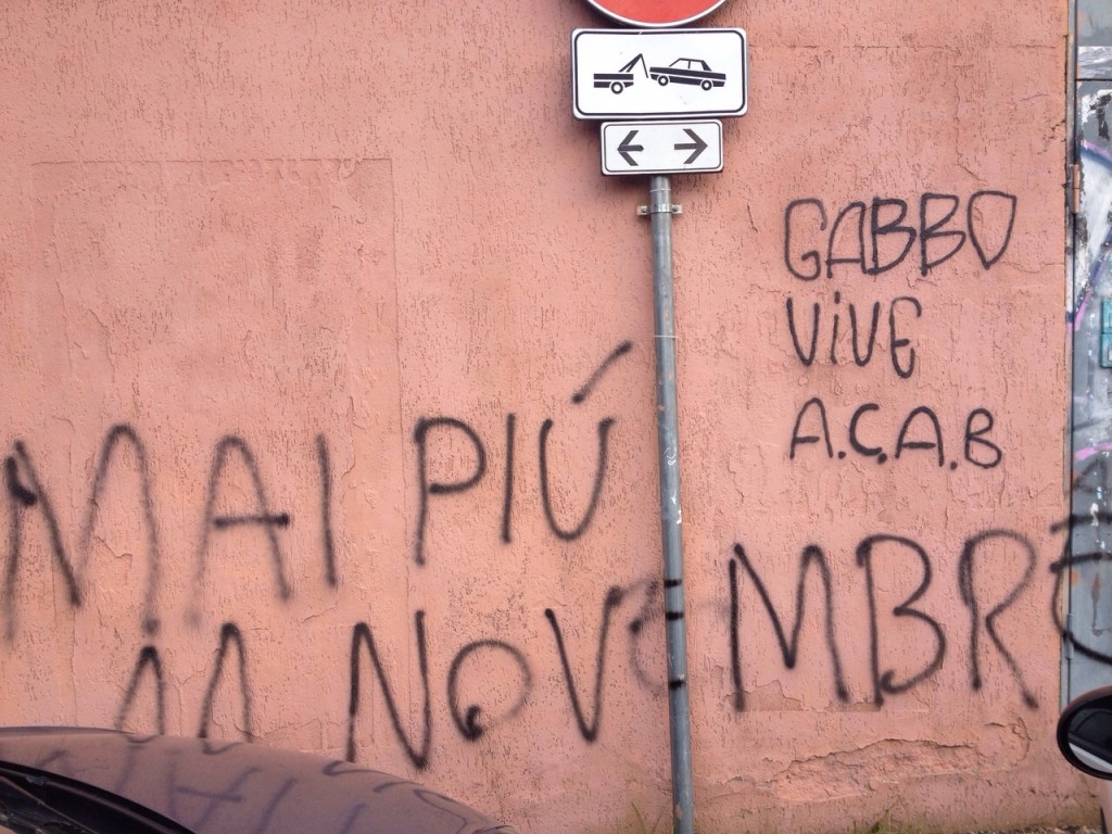 Vandali in azione nella notte, imbrattato anche il muro del “Landi” appena ripulito