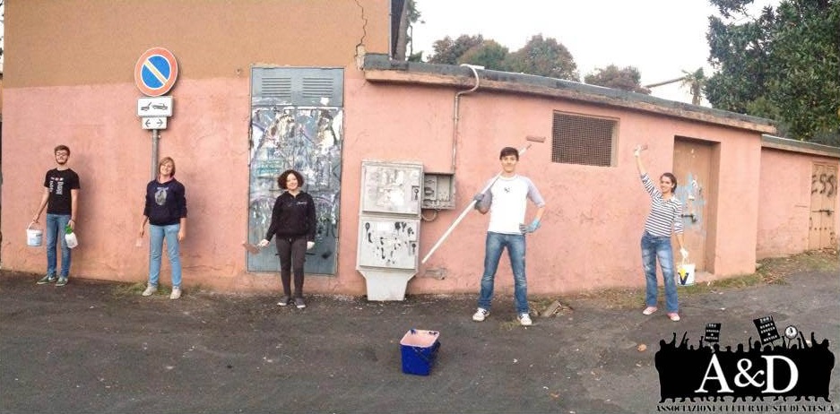 I ragazzi di “A&D” ripuliscono il muro del liceo Landi di Velletri
