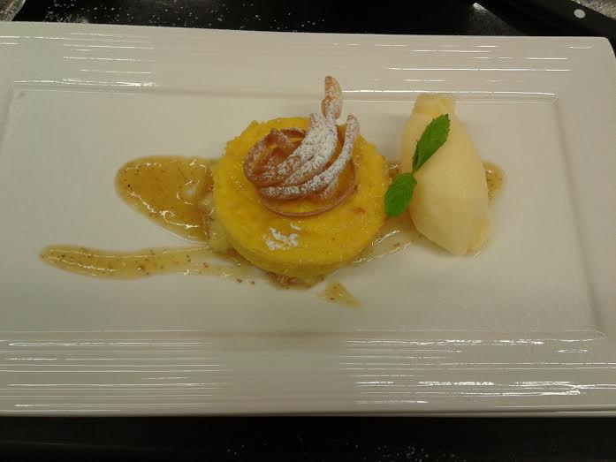 Tortino di ricotta e arancia, accompagnato da una pallina di gelato