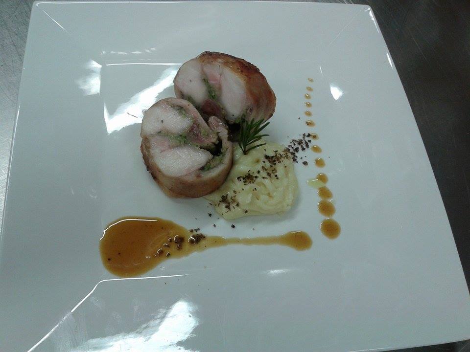 Porchetta di coniglio e purè di patate al timo