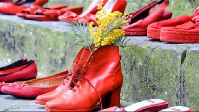mimose e scarpette rosse