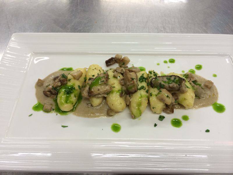 Gnocchi di ricotta ai funghi porcini con salsa al prezzemolo