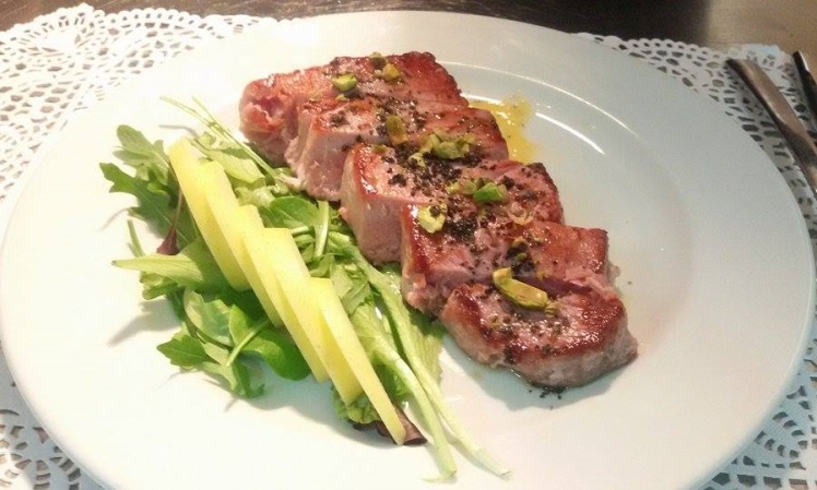 Tagliata di tonno con insalata, pistacchi e mele
