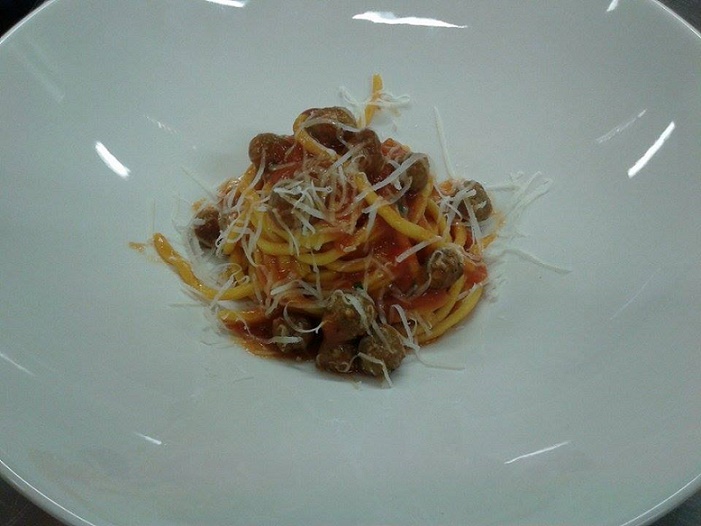 Tonnarelli con crema di peperoni e polpettine di vitella speziate