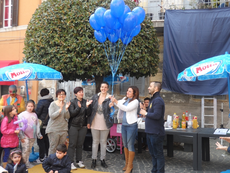 Il blu ha invaso piazza Mazzini per la giornata per la consapevolezza dell’autismo