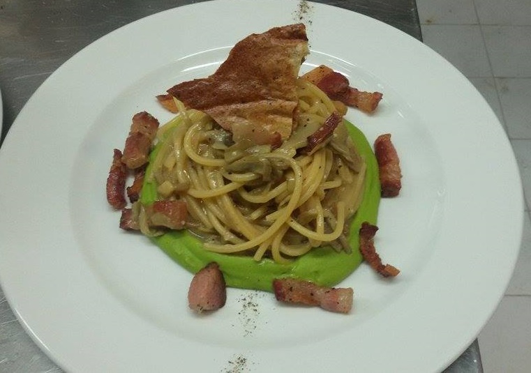 Spaghettoni alla gricia con carciofi e crema di piselli
