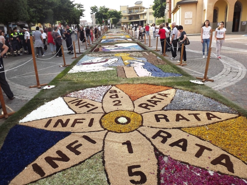 Lariano, grande successo e partecipazione per la sesta edizione dell’Infiorata
