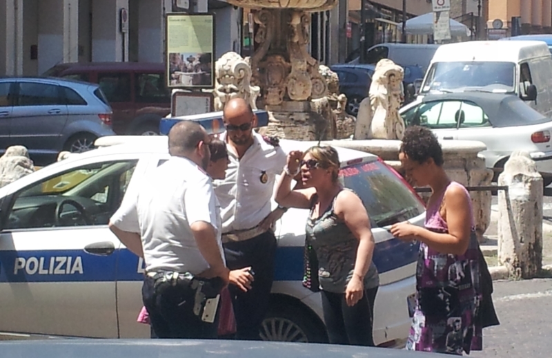 Caos a Velletri, manifestanti impediscono l’assegnazione di un alloggio popolare