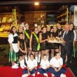 Optimized– FOTO DI GRUPPO MAJORETTES CITTA’ DI LARIANO PORCINOTTE E SINDACO DI LARIANO CALICIOTTI CON UN CESTO DI FUNGHI-