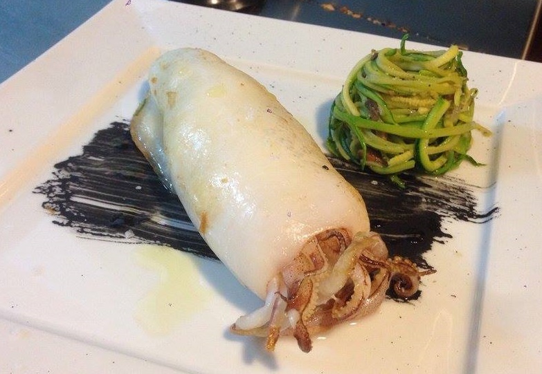 Calamaro ripieno di bufala e menta con insalatina di zucchine