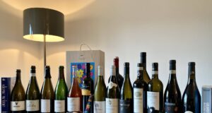 Delucidazioni alcoliche tra inesatte convinzioni diffuse Se il vino ha le bollicine non è necessariamente Prosecco! In Italia ci sono diverse zone dove si producono vini spumanti. Le più famose hanno un disciplinare di produzione e una denominazione di origine DOCG o DOC.