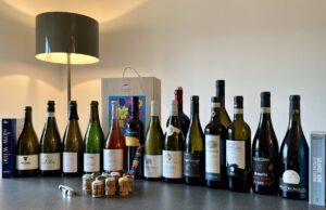 Delucidazioni alcoliche tra inesatte convinzioni diffuse Se il vino ha le bollicine non è necessariamente Prosecco! In Italia ci sono diverse zone dove si producono vini spumanti. Le più famose hanno un disciplinare di produzione e una denominazione di origine DOCG o DOC.