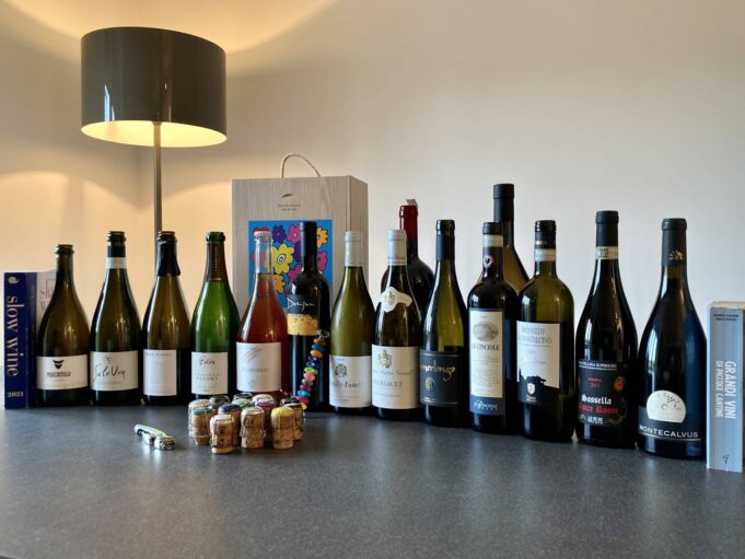Delucidazioni alcoliche tra inesatte convinzioni diffuse Se il vino ha le bollicine non è necessariamente Prosecco! In Italia ci sono diverse zone dove si producono vini spumanti. Le più famose hanno un disciplinare di produzione e una denominazione di origine DOCG o DOC.