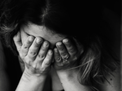 Adolescenza e fallimento La nostra società si rivolge ai giovani veicolando la prestazione come modello da tener presente in variegate dimensioni individuali e di gruppo.