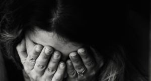 Adolescenza e fallimento La nostra società si rivolge ai giovani veicolando la prestazione come modello da tener presente in variegate dimensioni individuali e di gruppo.