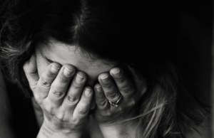 Adolescenza e fallimento La nostra società si rivolge ai giovani veicolando la prestazione come modello da tener presente in variegate dimensioni individuali e di gruppo.