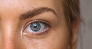 Non coprire le occhiaie: ora su TikTok vanno di moda! Ti sei appena svegliat*, ti guardi allo specchio e sotto ai tuoi occhi, le vedi, non se ne vanno via: sono le occhiaie. Butta il correttore, sono un trend ora.