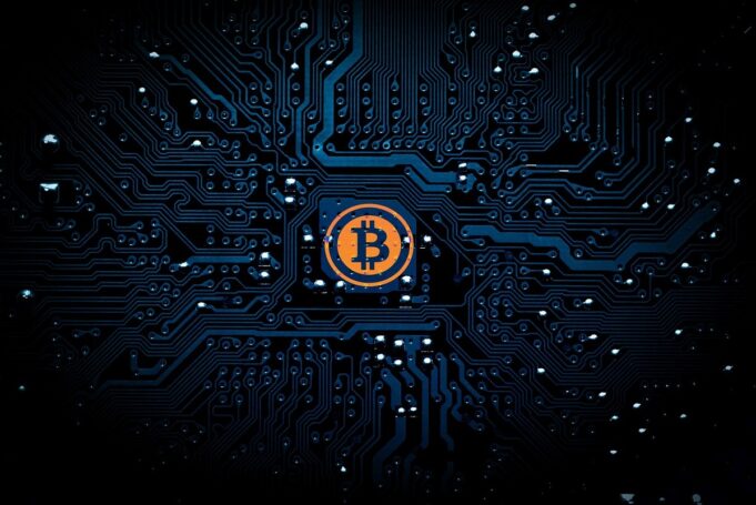 Il bitcoin può essere considerata una moneta? Bitcoin è la più celebre criptovaluta. Ma davvero è una valuta, cioè possiamo farci la spesa? Chi pagherebbe una pizza in bitcoin sapendo che il suo valore potrebbe raddoppiare in poco tempo? Conosciamo meglio questo strumento prima di rispondere.