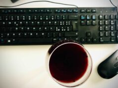 Vino ai tempi del Covid-19: l’Italia e il boom degli acquisti online Il vino è un bene di prima necessità. Ma di che tipo di necessità parliamo? Fisica o emotiva? Mai come oggi, che la pandemia ha indebolito i corpi e scosso gli animi, ci viene da rispondere: entrambe.