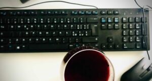 Vino ai tempi del Covid-19: l’Italia e il boom degli acquisti online Il vino è un bene di prima necessità. Ma di che tipo di necessità parliamo? Fisica o emotiva? Mai come oggi, che la pandemia ha indebolito i corpi e scosso gli animi, ci viene da rispondere: entrambe.