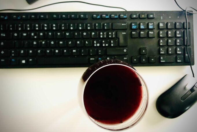 Vino ai tempi del Covid-19: l’Italia e il boom degli acquisti online Il vino è un bene di prima necessità. Ma di che tipo di necessità parliamo? Fisica o emotiva? Mai come oggi, che la pandemia ha indebolito i corpi e scosso gli animi, ci viene da rispondere: entrambe.