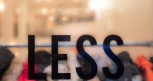 La fashion revolution tra consapevolezza e sostenibilità La vera sfida di oggi è voler far parte della moda circolare, vestire sostenibile e eco-friendly. Tu da che parte stai? Fast fashion a vita?