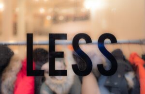 La fashion revolution tra consapevolezza e sostenibilità La vera sfida di oggi è voler far parte della moda circolare, vestire sostenibile e eco-friendly. Tu da che parte stai? Fast fashion a vita?