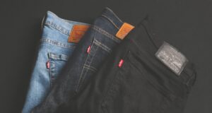 Il Vanity Sizing, parliamo di vanità effimera? Se ti sei mai chiesto il perchè uno stesso jeans di 10 anni fa fosse una taglia 44 e ora sia una 40, tranquill* non sei tu il pazzo, si chiama Vanity Sizing