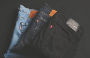 Il Vanity Sizing, parliamo di vanità effimera? Se ti sei mai chiesto il perchè uno stesso jeans di 10 anni fa fosse una taglia 44 e ora sia una 40, tranquill* non sei tu il pazzo, si chiama Vanity Sizing