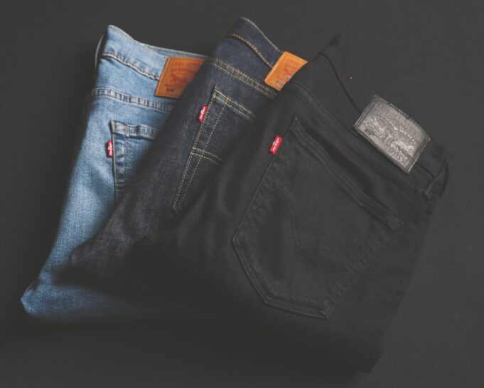 Il Vanity Sizing, parliamo di vanità effimera? Se ti sei mai chiesto il perchè uno stesso jeans di 10 anni fa fosse una taglia 44 e ora sia una 40, tranquill* non sei tu il pazzo, si chiama Vanity Sizing