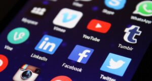 Il meme, re del linguaggio social: perché si chiama così? Sicuramente conosci i meme digitali, ma il termine viene da un ambito del tutto diverso: la biologia. Leggi l'articolo per saperne di più!