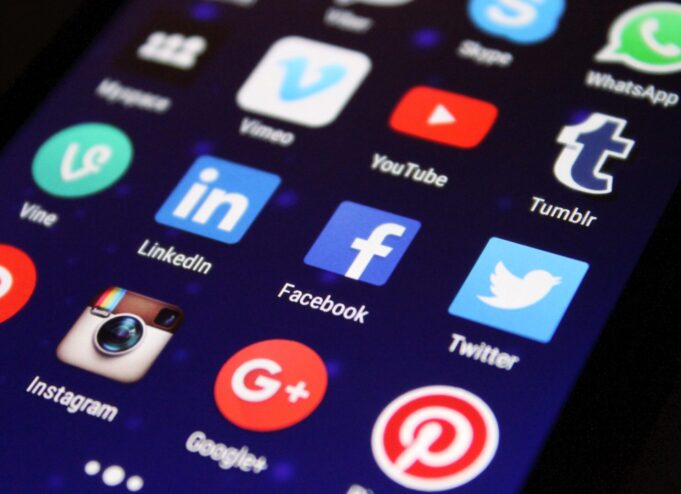 Il meme, re del linguaggio social: perché si chiama così? Sicuramente conosci i meme digitali, ma il termine viene da un ambito del tutto diverso: la biologia. Leggi l'articolo per saperne di più!