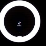 Non coprire le occhiaie: ora su TikTok vanno di moda!