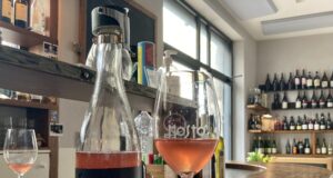 Andeira, vino rosato frizzante 2019, Rocco di Carpeneto Il 26 aprile 2021 finalmente la riapertura! Quale miglior modo di festeggiare se non in enoteca? "Andeira", vino rosato frizzante 2019, Rocco di Carpeneto.