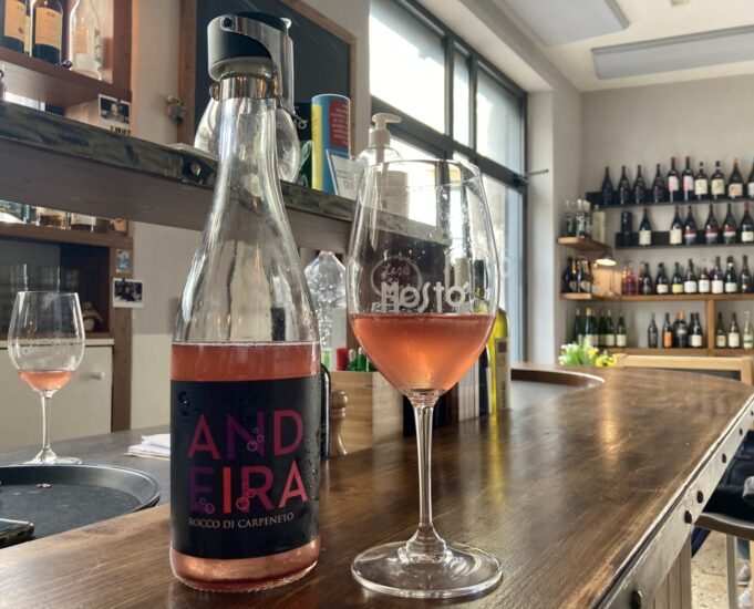 Andeira, vino rosato frizzante 2019, Rocco di Carpeneto Il 26 aprile 2021 finalmente la riapertura! Quale miglior modo di festeggiare se non in enoteca? "Andeira", vino rosato frizzante 2019, Rocco di Carpeneto.