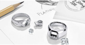 Tiffany & Co. fa diventare i suoi diamanti “genderless” Stai mentendo se dici di esser passatǝ davanti una di quelle magiche vetrine sbrilluccicanti di Tiffany senza esserti fermatǝ. Ora non solo le donne, ma anche gli uomini potranno fantasticare sul LORO anello di fidanzamento, il primo mai prodotto.