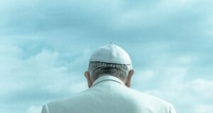 Cos’hanno da dirsi il Papa e Freud? Cos’hanno da dirsi il Papa e Freud - Foto by Nacho Arteaga