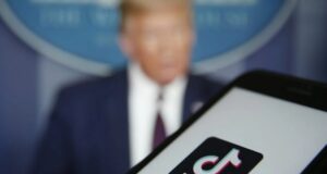 TikTok: il braccio di ferro con gli Stati Uniti Verso la fine del 2019 il popolare social media TikTok si è ritrovato a dover fronteggiare non solo i propri competitor, ma anche il governo statunitense.