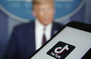 TikTok: il braccio di ferro con gli Stati Uniti Verso la fine del 2019 il popolare social media TikTok si è ritrovato a dover fronteggiare non solo i propri competitor, ma anche il governo statunitense.