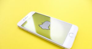 Snapchat fa incontrare il mondo del fashion con la realtà aumentata Non hai tempo di provare i vestiti che vorresti in negozio? Niente panico, Snapchat accorre in tuo aiuto con la realtà aumentata!
