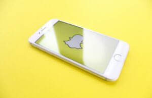 Snapchat fa incontrare il mondo del fashion con la realtà aumentata Non hai tempo di provare i vestiti che vorresti in negozio? Niente panico, Snapchat accorre in tuo aiuto con la realtà aumentata!