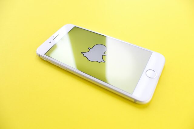 Non hai tempo di provare i vestiti che vorresti in negozio? Niente panico, Snapchat accorre in tuo aiuto con la realtà aumentata!