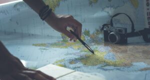 Viaggiare aumenta l’empatia? Un argomento di forte discussione tra gli scienziati è se viaggiare e vedere il mondo renda le persone più empatiche