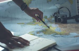 Viaggiare aumenta l’empatia? Un argomento di forte discussione tra gli scienziati è se viaggiare e vedere il mondo renda le persone più empatiche