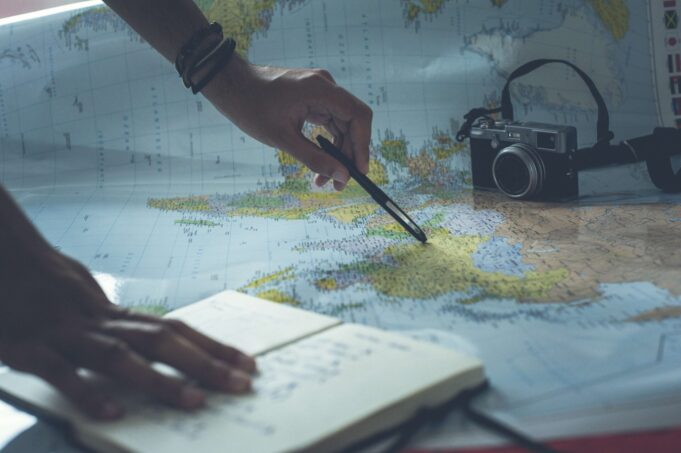 Viaggiare aumenta l’empatia? Un argomento di forte discussione tra gli scienziati è se viaggiare e vedere il mondo renda le persone più empatiche